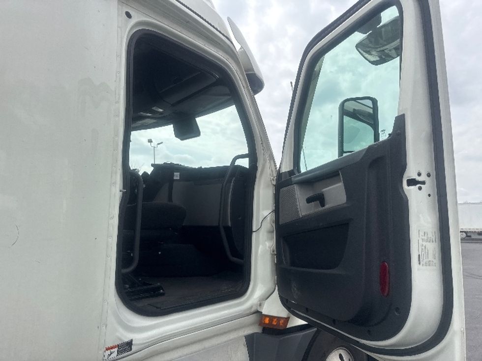 Sleeper Tractor-Heavy Duty Tractors-Freightliner-2022-T12664ST-Indianapolis-IN-485,584\n\t\tmiles-$ 66,750 - Image 13