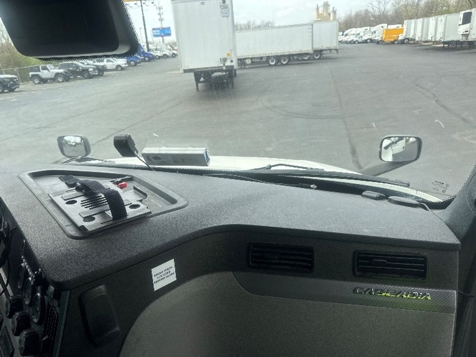 Sleeper Tractor-Heavy Duty Tractors-Freightliner-2022-T12664ST-Indianapolis-IN-485,584\n\t\tmiles-$ 66,750 - Image 14