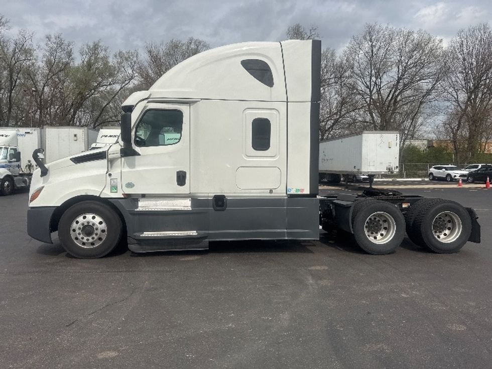 Sleeper Tractor-Heavy Duty Tractors-Freightliner-2022-T12664ST-Indianapolis-IN-485,584\n\t\tmiles-$ 66,750 - Image 4