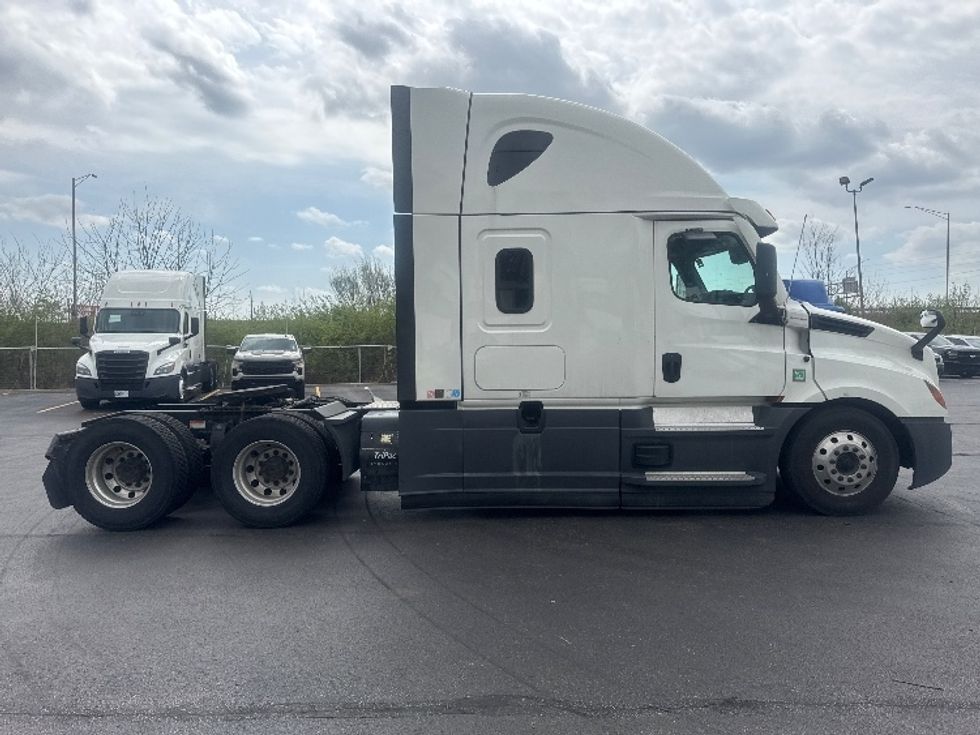Sleeper Tractor-Heavy Duty Tractors-Freightliner-2022-T12664ST-Indianapolis-IN-485,584\n\t\tmiles-$ 66,750 - Image 8