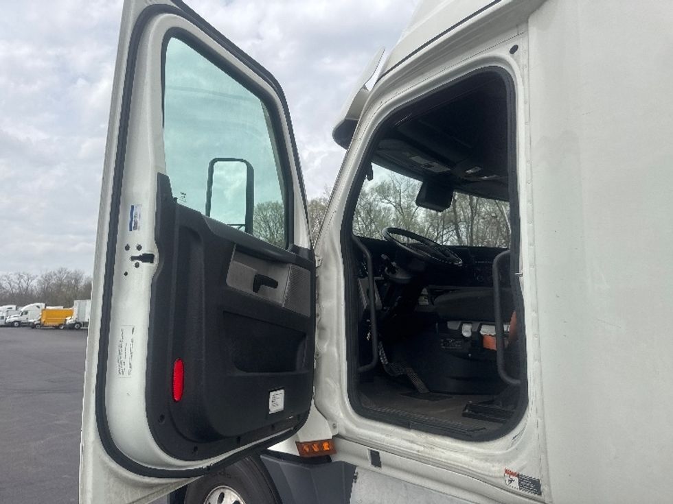 Sleeper Tractor-Heavy Duty Tractors-Freightliner-2022-T12664ST-Indianapolis-IN-485,584\n\t\tmiles-$ 66,750 - Image 9
