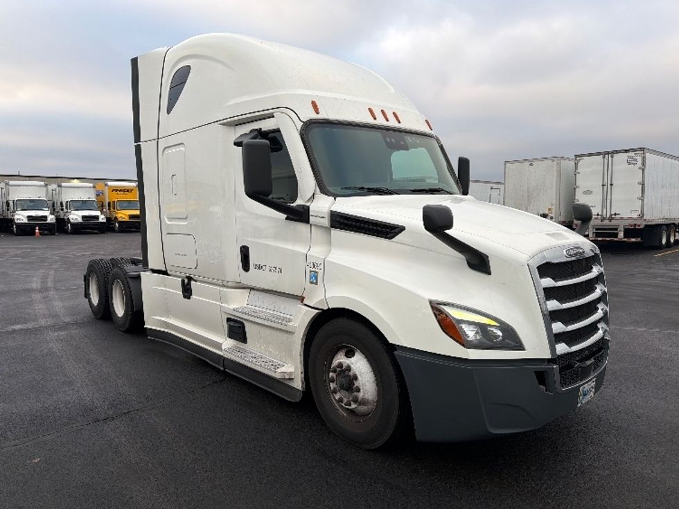 Sleeper Tractor-Heavy Duty Tractors-Freightliner-2022-T12664ST-Indianapolis-IN-491,879\n\t\tmiles-$ 66,000 - Image 1