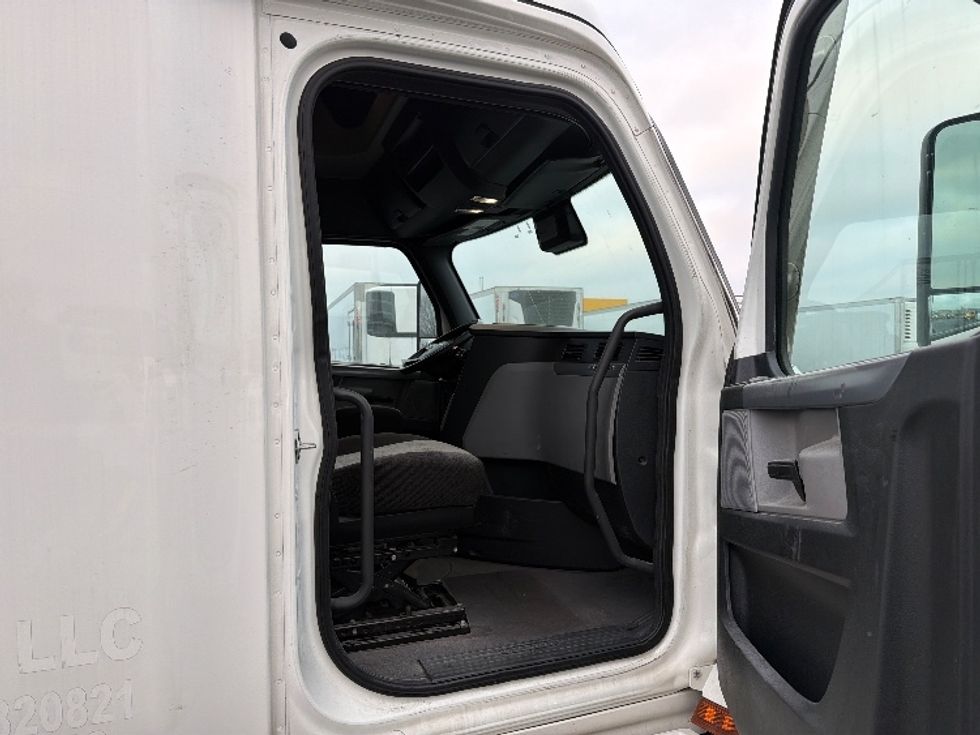 Sleeper Tractor-Heavy Duty Tractors-Freightliner-2022-T12664ST-Indianapolis-IN-491,879\n\t\tmiles-$ 66,000 - Image 13