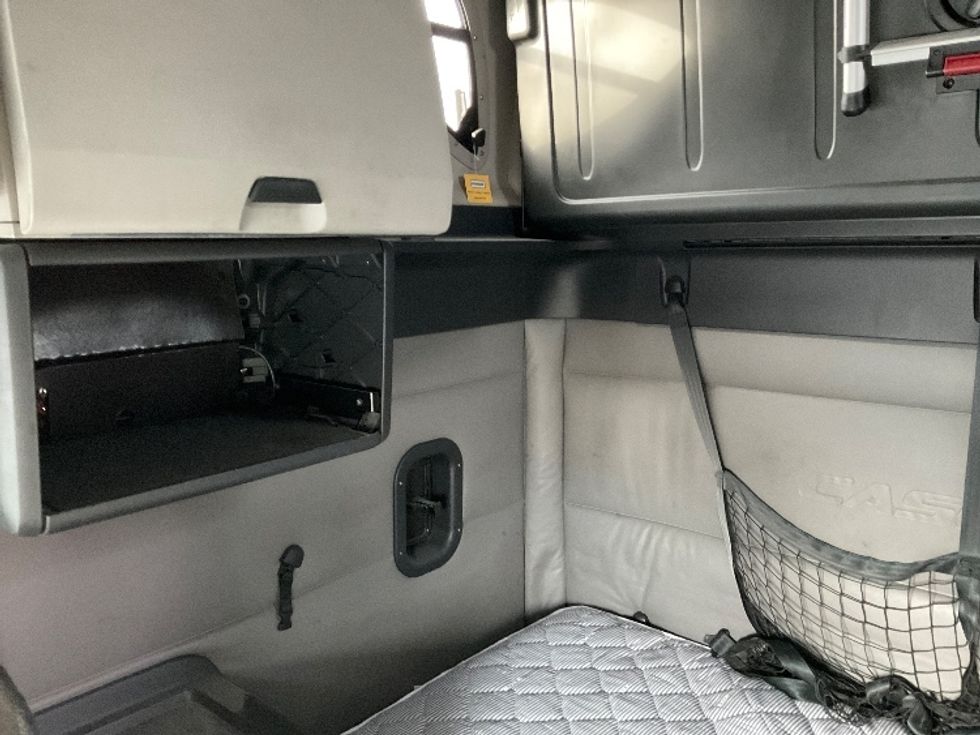 Sleeper Tractor-Heavy Duty Tractors-Freightliner-2022-T12664ST-Indianapolis-IN-491,879\n\t\tmiles-$ 66,000 - Image 19