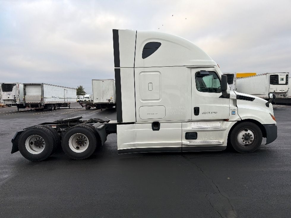 Sleeper Tractor-Heavy Duty Tractors-Freightliner-2022-T12664ST-Indianapolis-IN-491,879\n\t\tmiles-$ 66,000 - Image 8