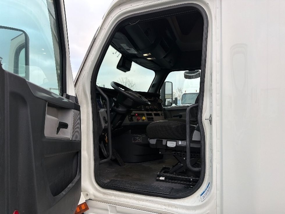 Sleeper Tractor-Heavy Duty Tractors-Freightliner-2022-T12664ST-Indianapolis-IN-491,879\n\t\tmiles-$ 66,000 - Image 9