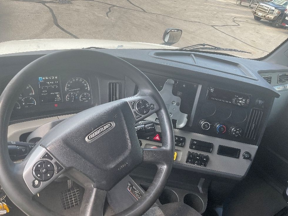 Sleeper Tractor-Heavy Duty Tractors-Freightliner-2022-T12664ST-Indianapolis-IN-494,739\n\t\tmiles-$ 69,000 - Image 11