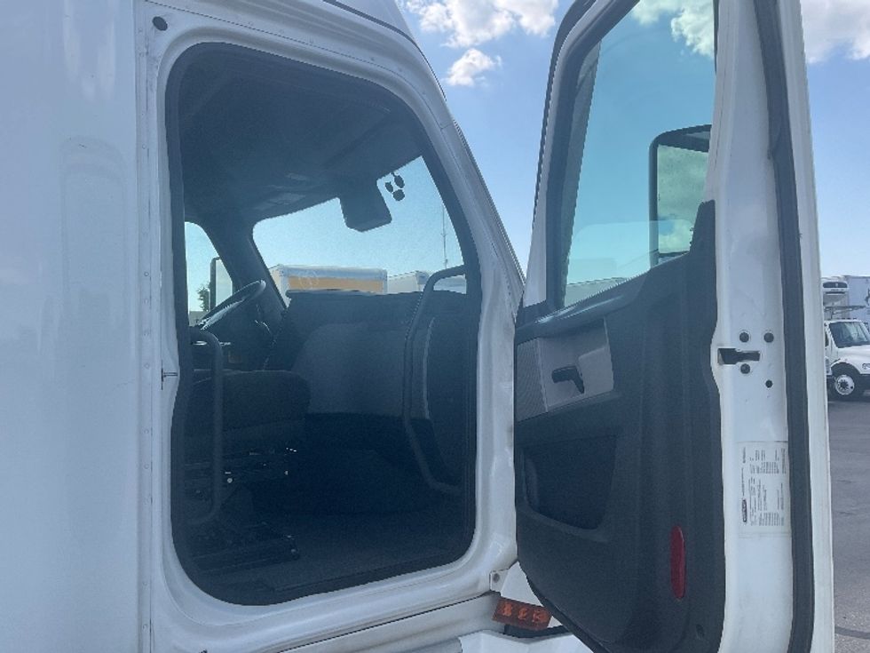 Sleeper Tractor-Heavy Duty Tractors-Freightliner-2022-T12664ST-Indianapolis-IN-494,739\n\t\tmiles-$ 69,000 - Image 13