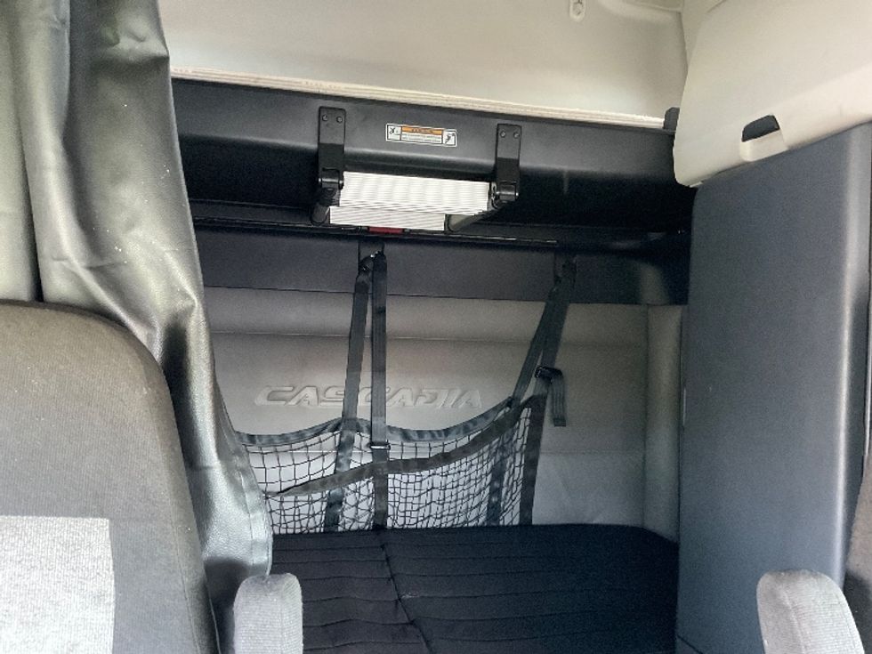 Sleeper Tractor-Heavy Duty Tractors-Freightliner-2022-T12664ST-Indianapolis-IN-494,739\n\t\tmiles-$ 69,000 - Image 16