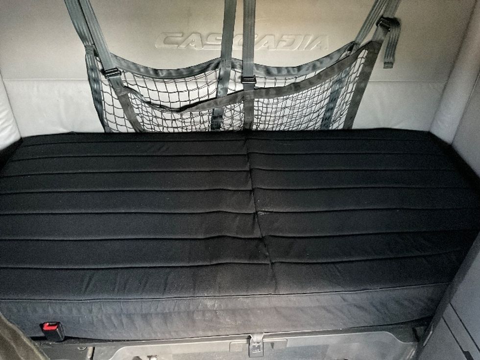 Sleeper Tractor-Heavy Duty Tractors-Freightliner-2022-T12664ST-Indianapolis-IN-494,739\n\t\tmiles-$ 69,000 - Image 17