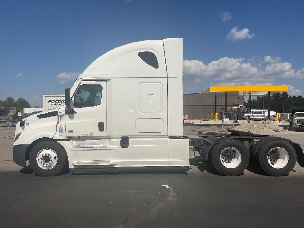 Sleeper Tractor-Heavy Duty Tractors-Freightliner-2022-T12664ST-Indianapolis-IN-494,739\n\t\tmiles-$ 69,000 - Image 4