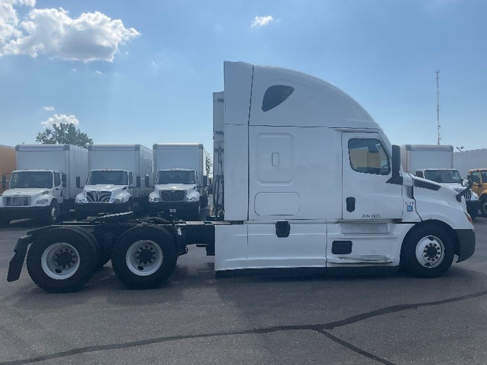 Sleeper Tractor-Heavy Duty Tractors-Freightliner-2022-T12664ST-Indianapolis-IN-494,739\n\t\tmiles-$ 69,000 - Image 8