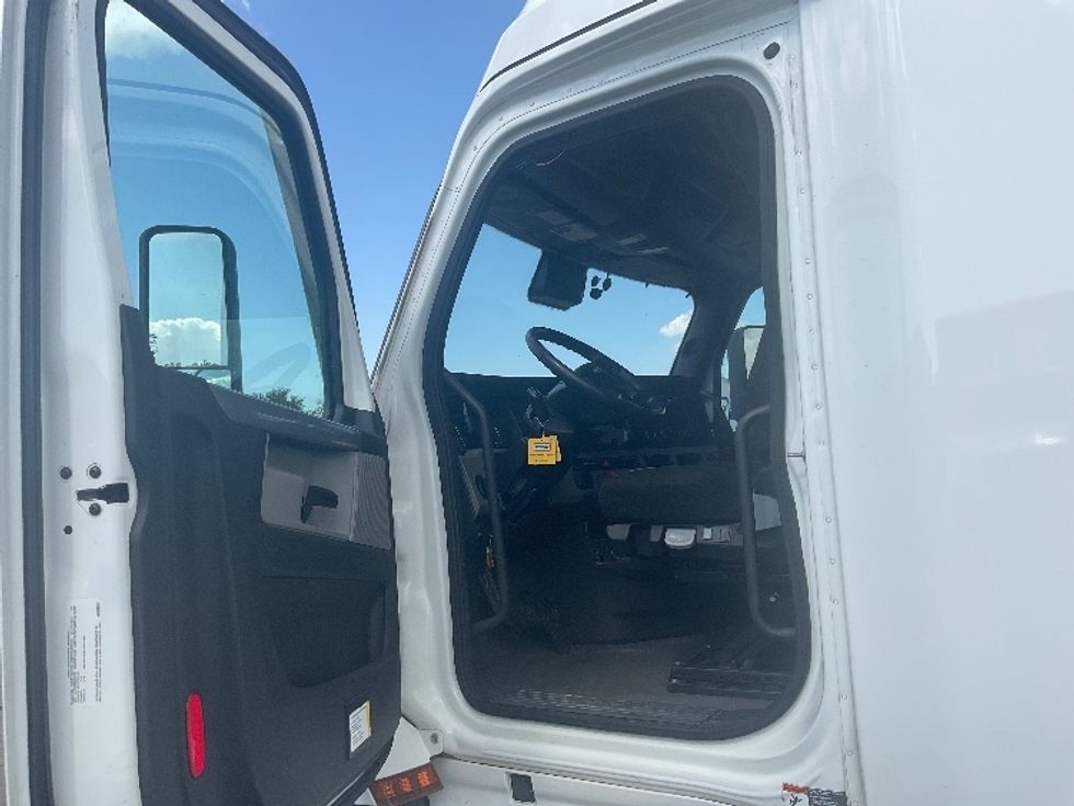 Sleeper Tractor-Heavy Duty Tractors-Freightliner-2022-T12664ST-Indianapolis-IN-494,739\n\t\tmiles-$ 69,000 - Image 9