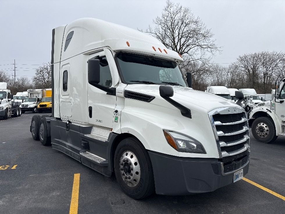 Sleeper Tractor-Heavy Duty Tractors-Freightliner-2022-T12664ST-Indianapolis-IN-498,851\n\t\tmiles-$ 60,750 - Image 1