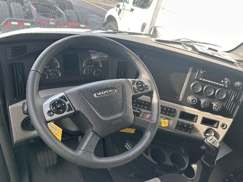 Sleeper Tractor-Heavy Duty Tractors-Freightliner-2022-T12664ST-Indianapolis-IN-498,851\n\t\tmiles-$ 60,750 - Image 11