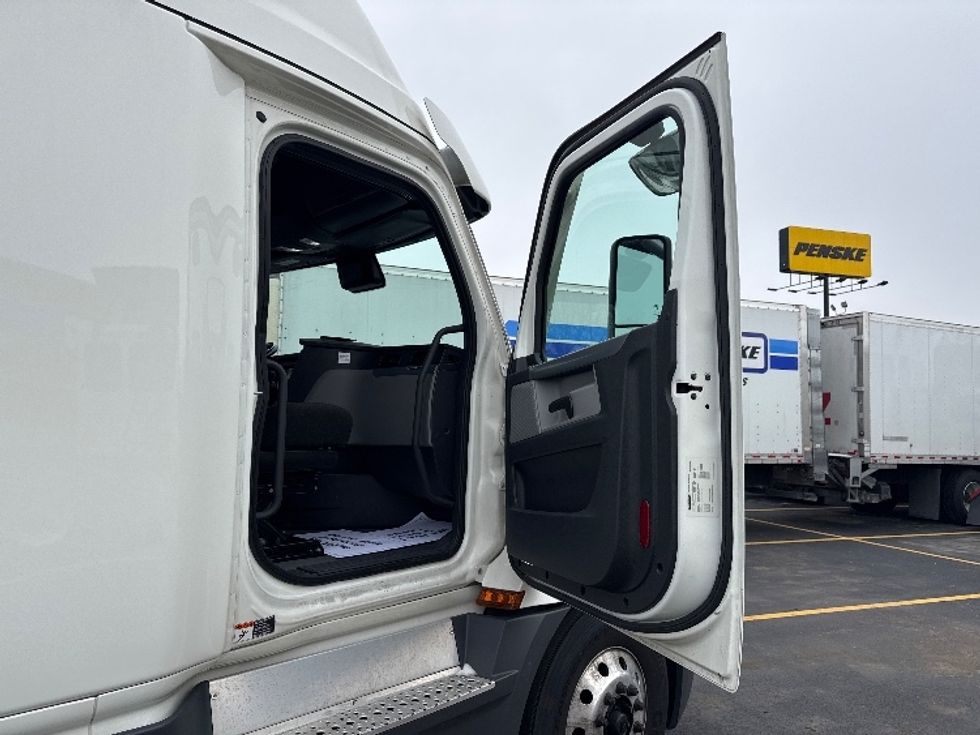 Sleeper Tractor-Heavy Duty Tractors-Freightliner-2022-T12664ST-Indianapolis-IN-498,851\n\t\tmiles-$ 60,750 - Image 13