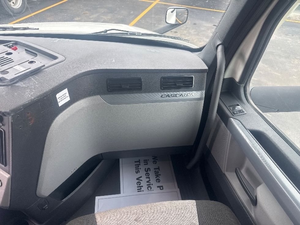 Sleeper Tractor-Heavy Duty Tractors-Freightliner-2022-T12664ST-Indianapolis-IN-498,851\n\t\tmiles-$ 60,750 - Image 14