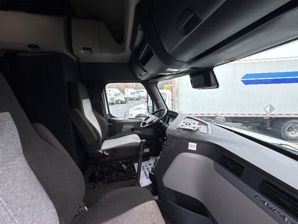 Sleeper Tractor-Heavy Duty Tractors-Freightliner-2022-T12664ST-Indianapolis-IN-498,851\n\t\tmiles-$ 60,750 - Image 15