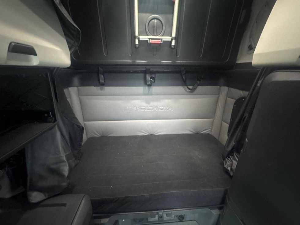 Sleeper Tractor-Heavy Duty Tractors-Freightliner-2022-T12664ST-Indianapolis-IN-498,851\n\t\tmiles-$ 60,750 - Image 16