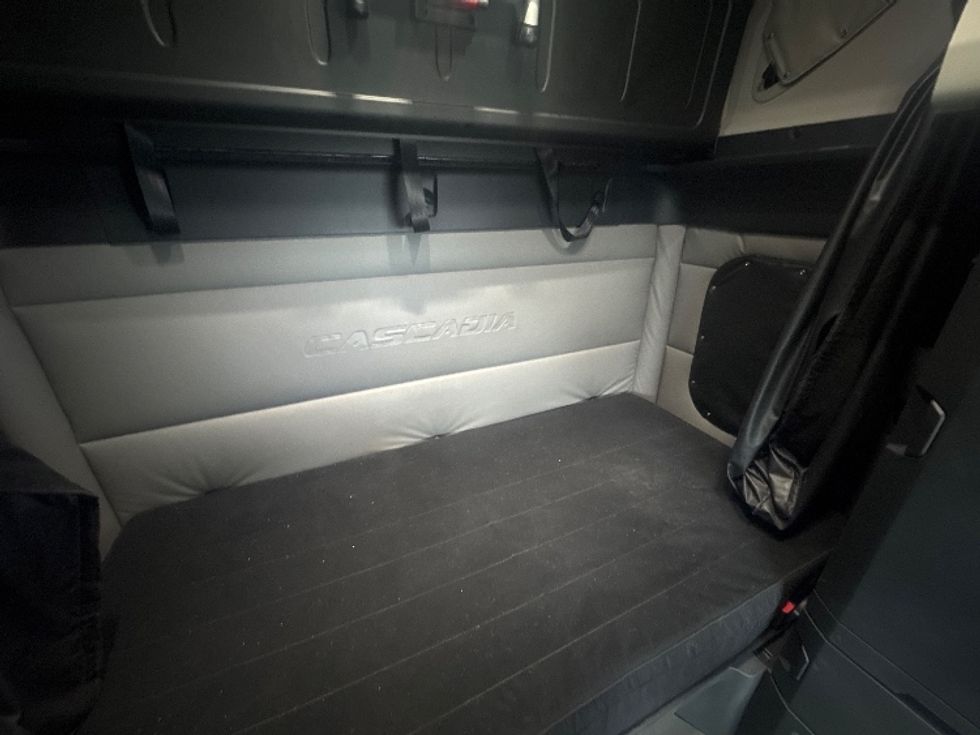 Sleeper Tractor-Heavy Duty Tractors-Freightliner-2022-T12664ST-Indianapolis-IN-498,851\n\t\tmiles-$ 60,750 - Image 17