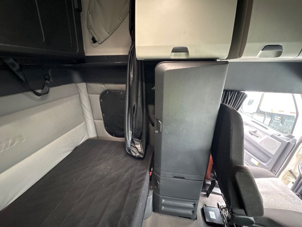 Sleeper Tractor-Heavy Duty Tractors-Freightliner-2022-T12664ST-Indianapolis-IN-498,851\n\t\tmiles-$ 60,750 - Image 18