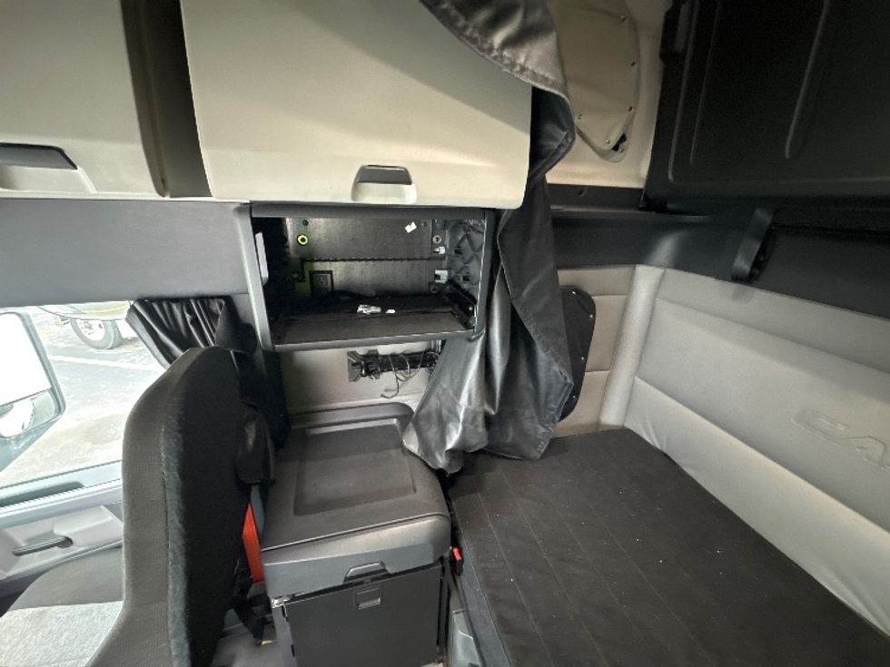 Sleeper Tractor-Heavy Duty Tractors-Freightliner-2022-T12664ST-Indianapolis-IN-498,851\n\t\tmiles-$ 60,750 - Image 19