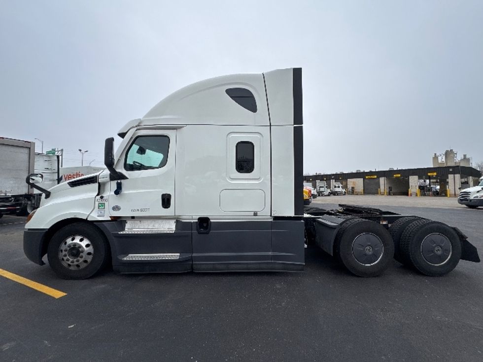 Sleeper Tractor-Heavy Duty Tractors-Freightliner-2022-T12664ST-Indianapolis-IN-498,851\n\t\tmiles-$ 60,750 - Image 4