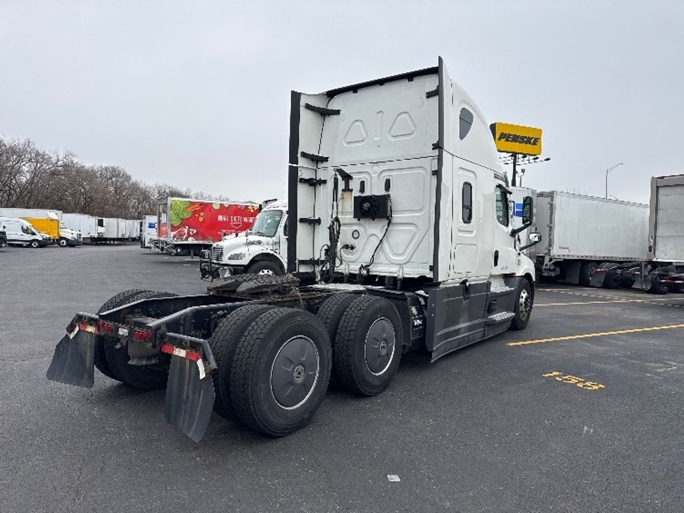 Sleeper Tractor-Heavy Duty Tractors-Freightliner-2022-T12664ST-Indianapolis-IN-498,851\n\t\tmiles-$ 60,750 - Image 7
