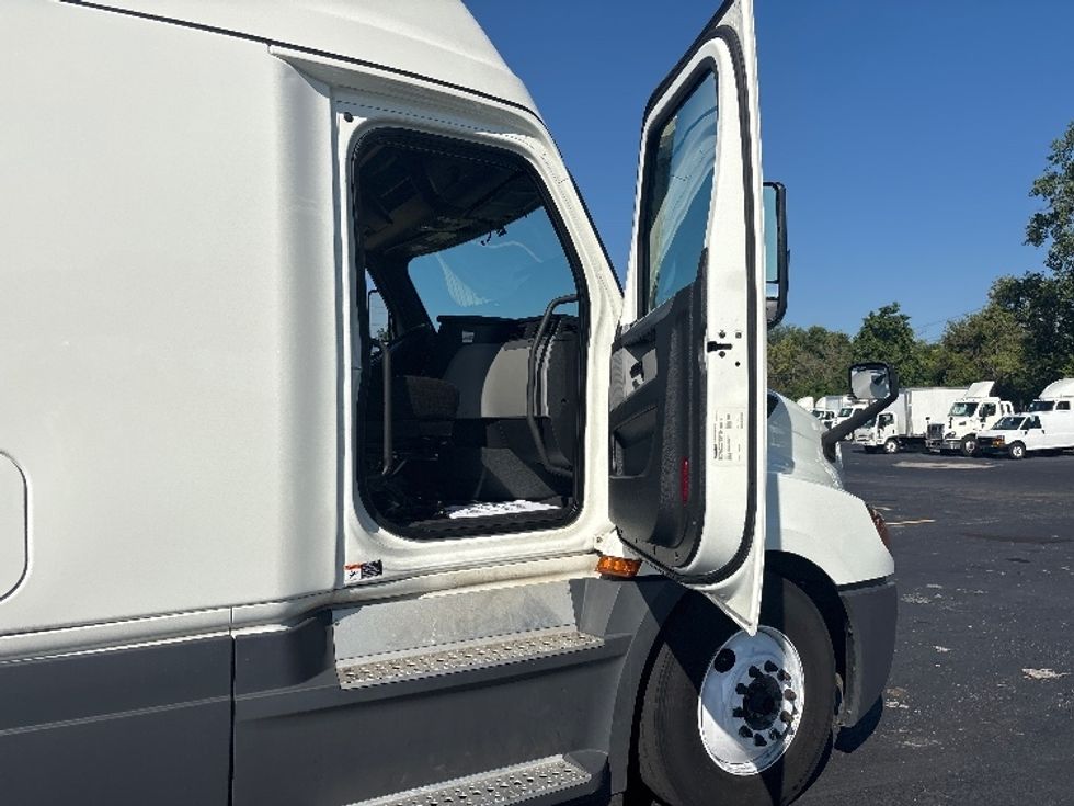 Sleeper Tractor-Heavy Duty Tractors-Freightliner-2022-T12664ST-Indianapolis-IN-502,249\n\t\tmiles-$ 71,250 - Image 13
