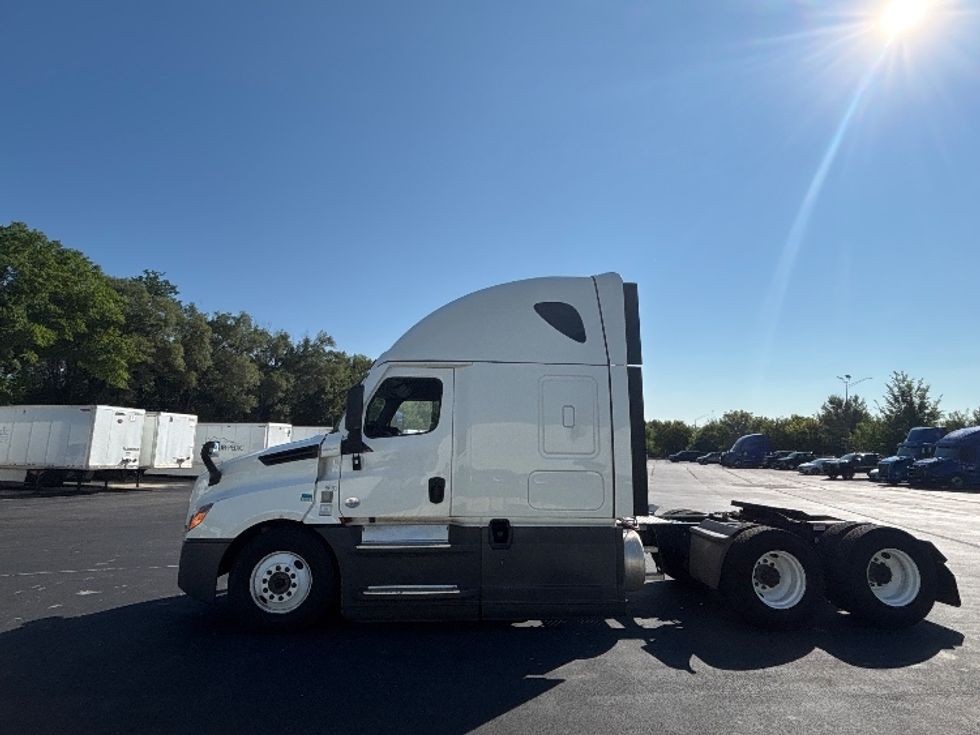 Sleeper Tractor-Heavy Duty Tractors-Freightliner-2022-T12664ST-Indianapolis-IN-502,249\n\t\tmiles-$ 71,250 - Image 4