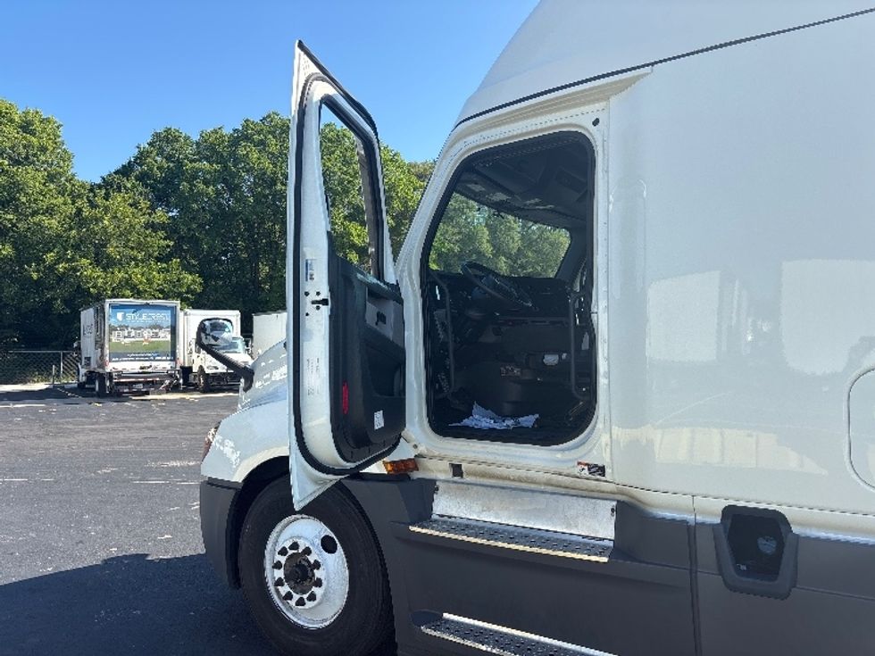 Sleeper Tractor-Heavy Duty Tractors-Freightliner-2022-T12664ST-Indianapolis-IN-502,249\n\t\tmiles-$ 71,250 - Image 9