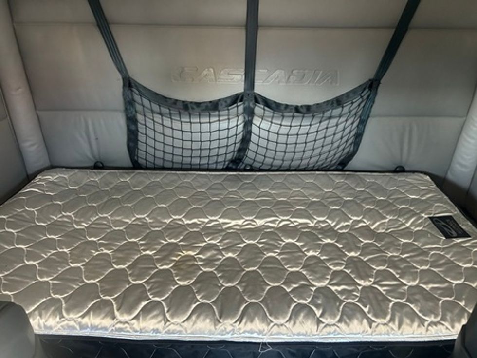 Sleeper Tractor-Heavy Duty Tractors-Freightliner-2022-T12664ST-Indianapolis-IN-511,432\n\t\tmiles-$ 66,750 - Image 12