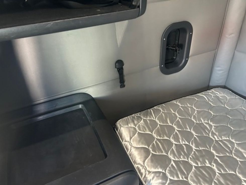 Sleeper Tractor-Heavy Duty Tractors-Freightliner-2022-T12664ST-Indianapolis-IN-511,432\n\t\tmiles-$ 66,750 - Image 13