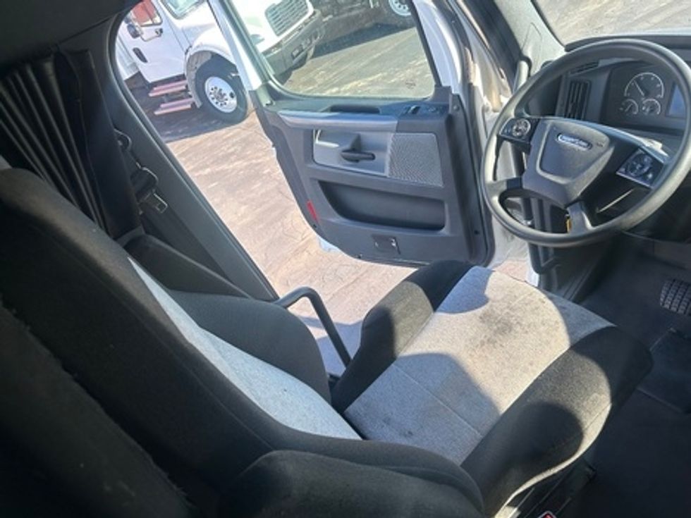 Sleeper Tractor-Heavy Duty Tractors-Freightliner-2022-T12664ST-Indianapolis-IN-511,432\n\t\tmiles-$ 66,750 - Image 14