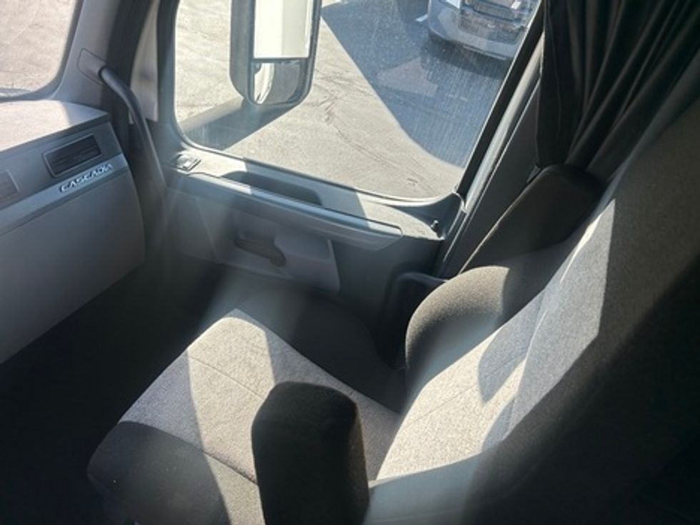 Sleeper Tractor-Heavy Duty Tractors-Freightliner-2022-T12664ST-Indianapolis-IN-511,432\n\t\tmiles-$ 66,750 - Image 15