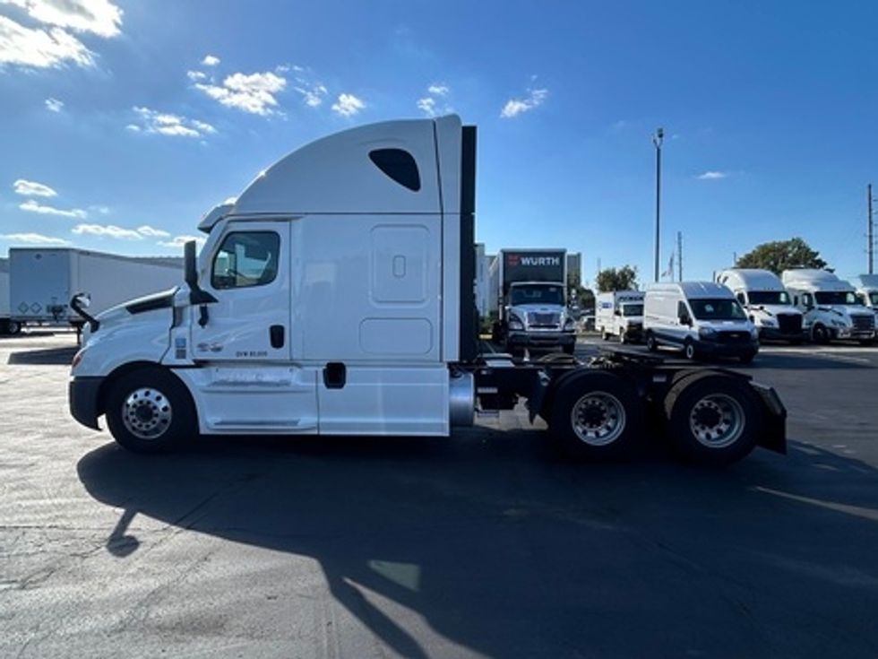 Sleeper Tractor-Heavy Duty Tractors-Freightliner-2022-T12664ST-Indianapolis-IN-511,432\n\t\tmiles-$ 66,750 - Image 8