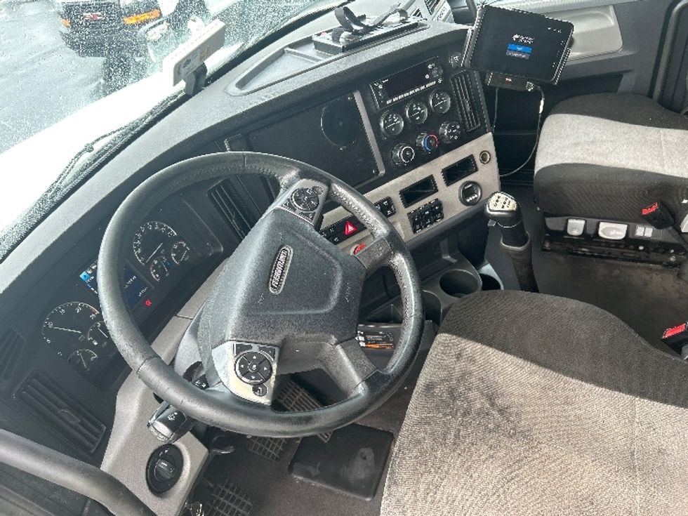 Sleeper Tractor-Heavy Duty Tractors-Freightliner-2022-T12664ST-Indianapolis-IN-516,524\n\t\tmiles-$ 62,000 - Image 10