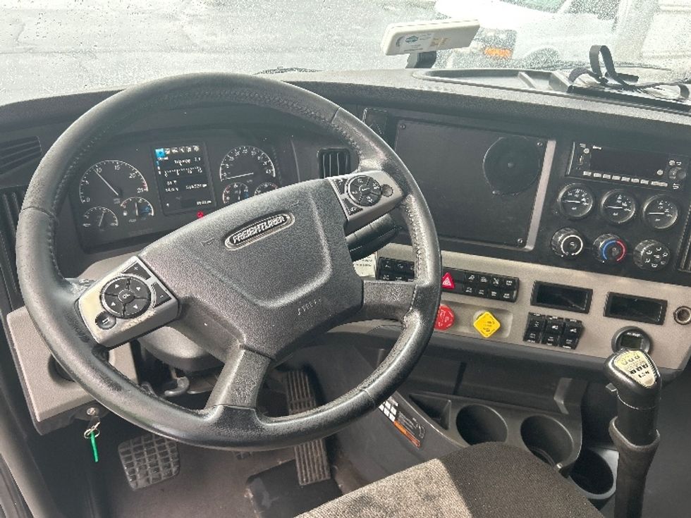 Sleeper Tractor-Heavy Duty Tractors-Freightliner-2022-T12664ST-Indianapolis-IN-516,524\n\t\tmiles-$ 62,000 - Image 11