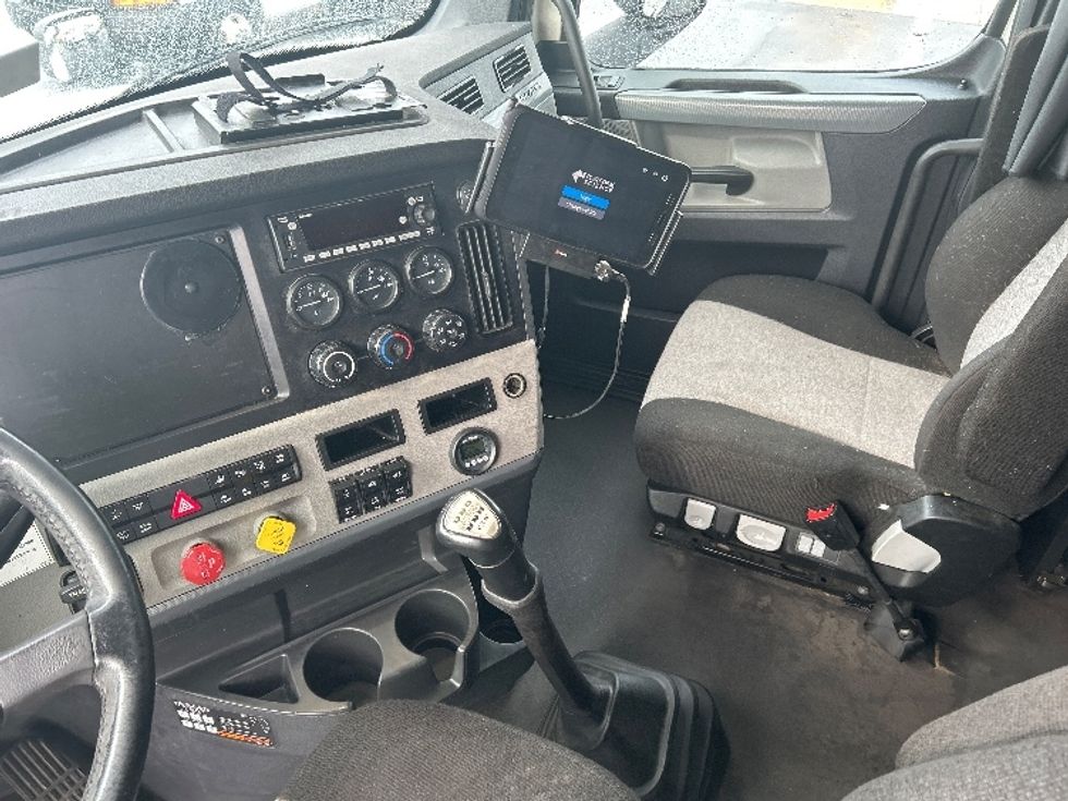 Sleeper Tractor-Heavy Duty Tractors-Freightliner-2022-T12664ST-Indianapolis-IN-516,524\n\t\tmiles-$ 62,000 - Image 12