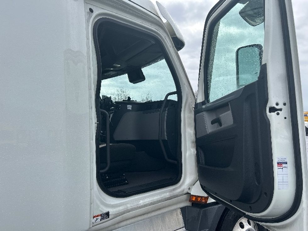 Sleeper Tractor-Heavy Duty Tractors-Freightliner-2022-T12664ST-Indianapolis-IN-516,524\n\t\tmiles-$ 62,000 - Image 13