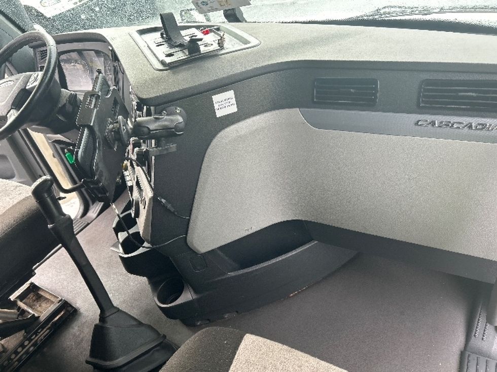 Sleeper Tractor-Heavy Duty Tractors-Freightliner-2022-T12664ST-Indianapolis-IN-516,524\n\t\tmiles-$ 62,000 - Image 14