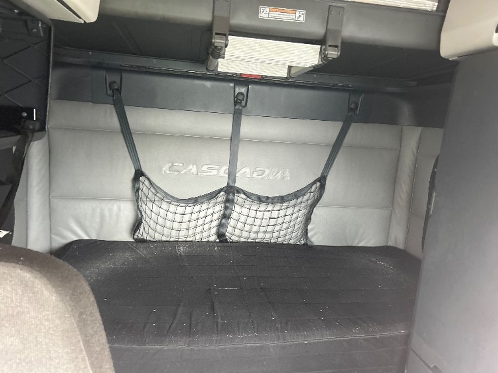 Sleeper Tractor-Heavy Duty Tractors-Freightliner-2022-T12664ST-Indianapolis-IN-516,524\n\t\tmiles-$ 62,000 - Image 16