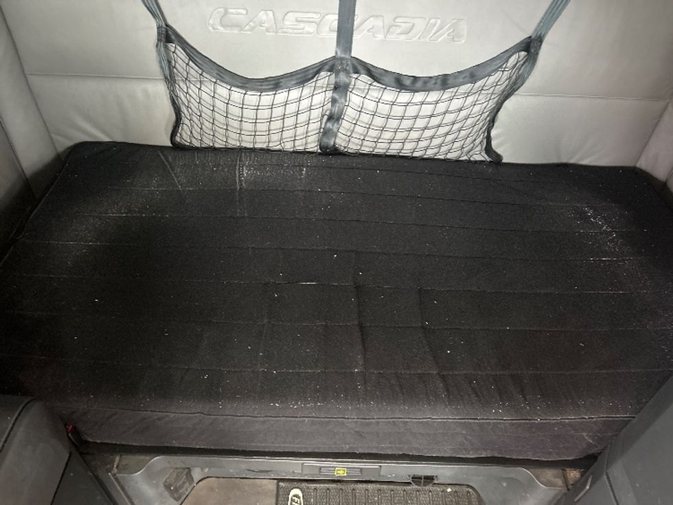 Sleeper Tractor-Heavy Duty Tractors-Freightliner-2022-T12664ST-Indianapolis-IN-516,524\n\t\tmiles-$ 62,000 - Image 17