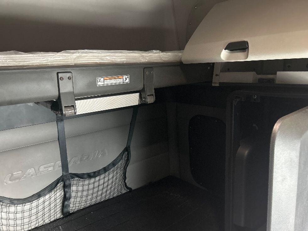 Sleeper Tractor-Heavy Duty Tractors-Freightliner-2022-T12664ST-Indianapolis-IN-516,524\n\t\tmiles-$ 62,000 - Image 18