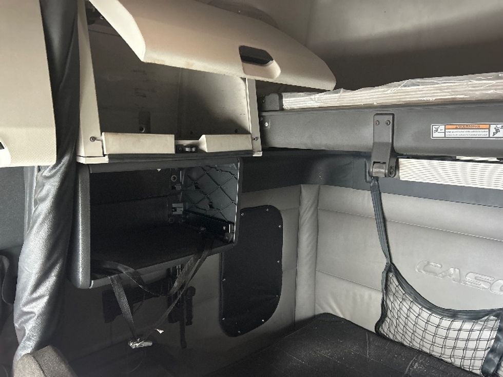 Sleeper Tractor-Heavy Duty Tractors-Freightliner-2022-T12664ST-Indianapolis-IN-516,524\n\t\tmiles-$ 62,000 - Image 19