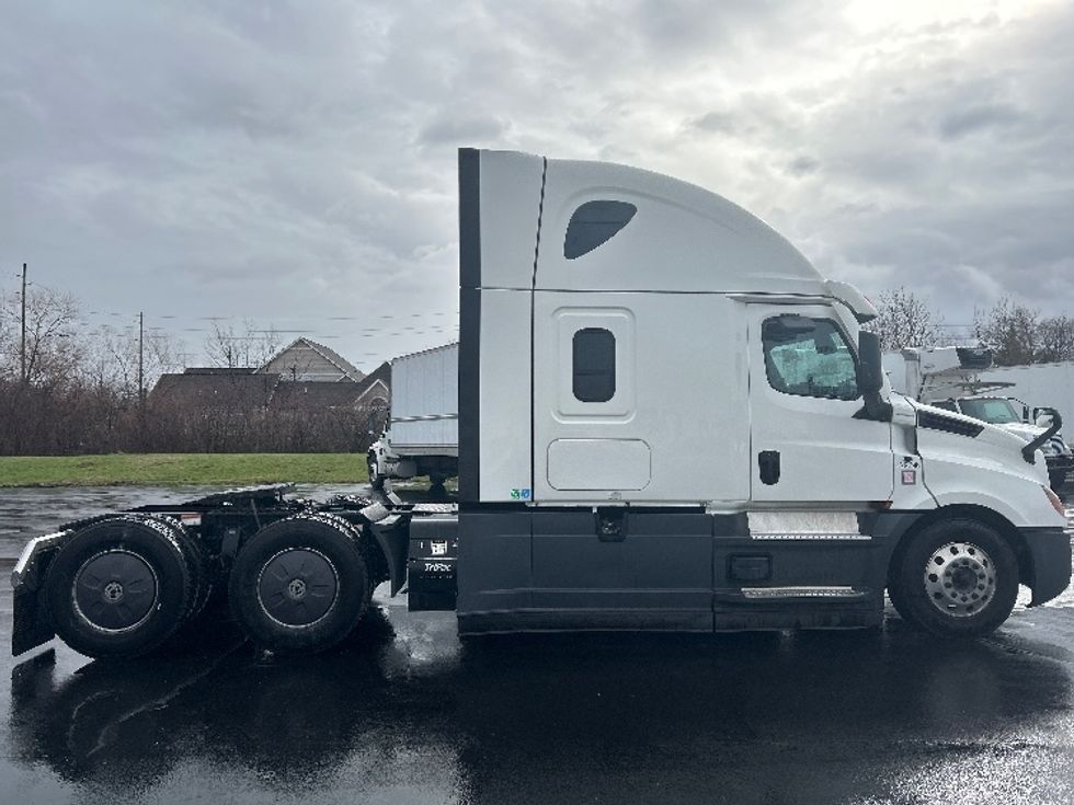 Sleeper Tractor-Heavy Duty Tractors-Freightliner-2022-T12664ST-Indianapolis-IN-516,524\n\t\tmiles-$ 62,000 - Image 8