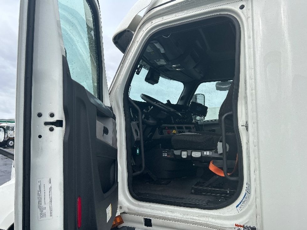 Sleeper Tractor-Heavy Duty Tractors-Freightliner-2022-T12664ST-Indianapolis-IN-516,524\n\t\tmiles-$ 62,000 - Image 9