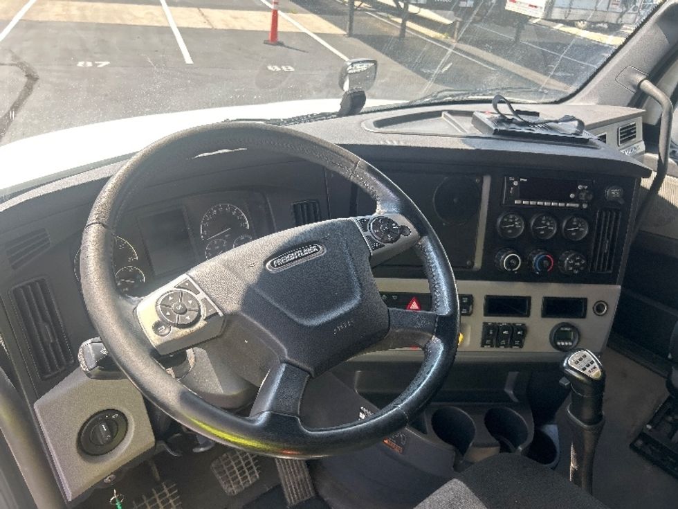 Sleeper Tractor-Heavy Duty Tractors-Freightliner-2022-T12664ST-Indianapolis-IN-516,527\n\t\tmiles-$ 70,250 - Image 10