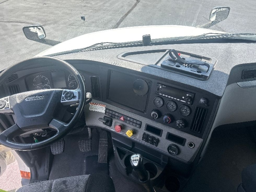 Sleeper Tractor-Heavy Duty Tractors-Freightliner-2022-T12664ST-Indianapolis-IN-516,527\n\t\tmiles-$ 70,250 - Image 11