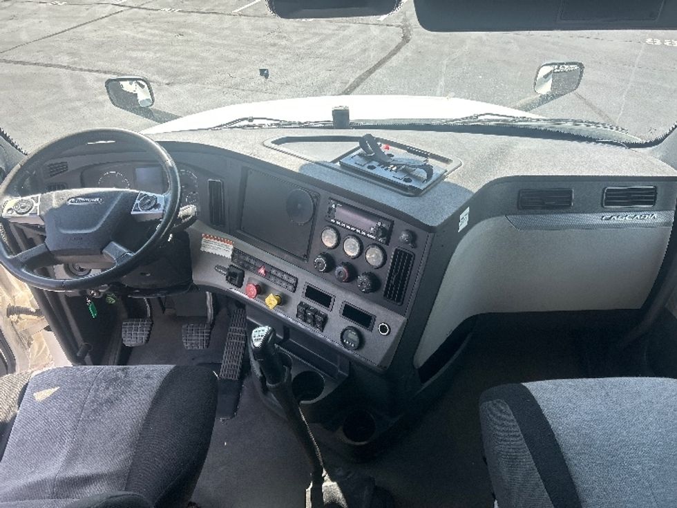Sleeper Tractor-Heavy Duty Tractors-Freightliner-2022-T12664ST-Indianapolis-IN-516,527\n\t\tmiles-$ 70,250 - Image 12